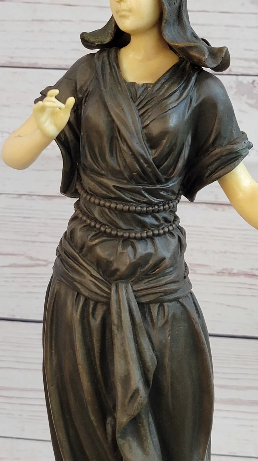 Collectible Bronze and Like Feature Queen Female Classic Artwork Statue Ar